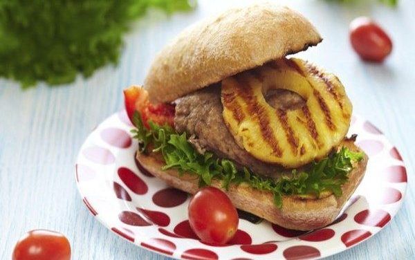 Hamburguesa de quinoa con piñas a la parrilla